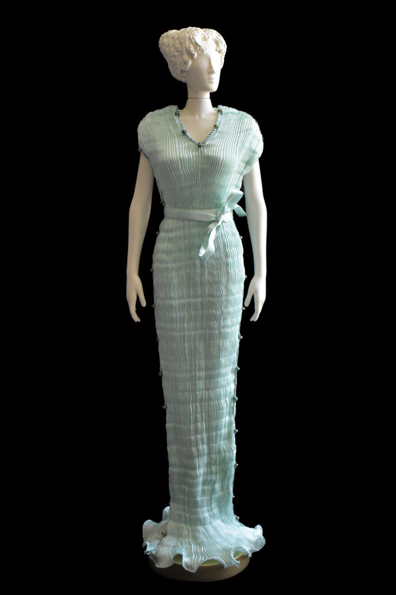 Diva - Statuette einer Frau im opalgrünes Auriga Seidenfaltenkleid - Roman