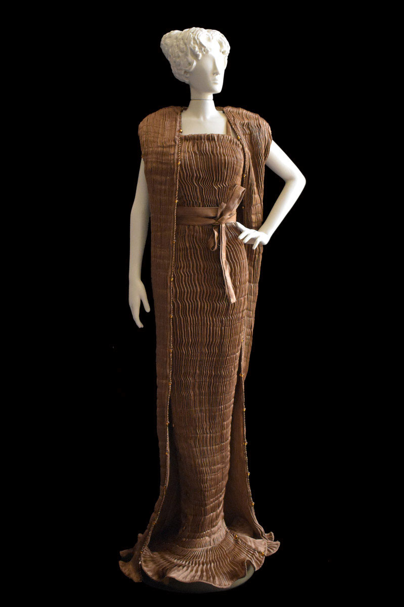 Diva - Statuette einer Frau im tabakbraunes Pretty Seidenfaltenkleid und Schal - Roman