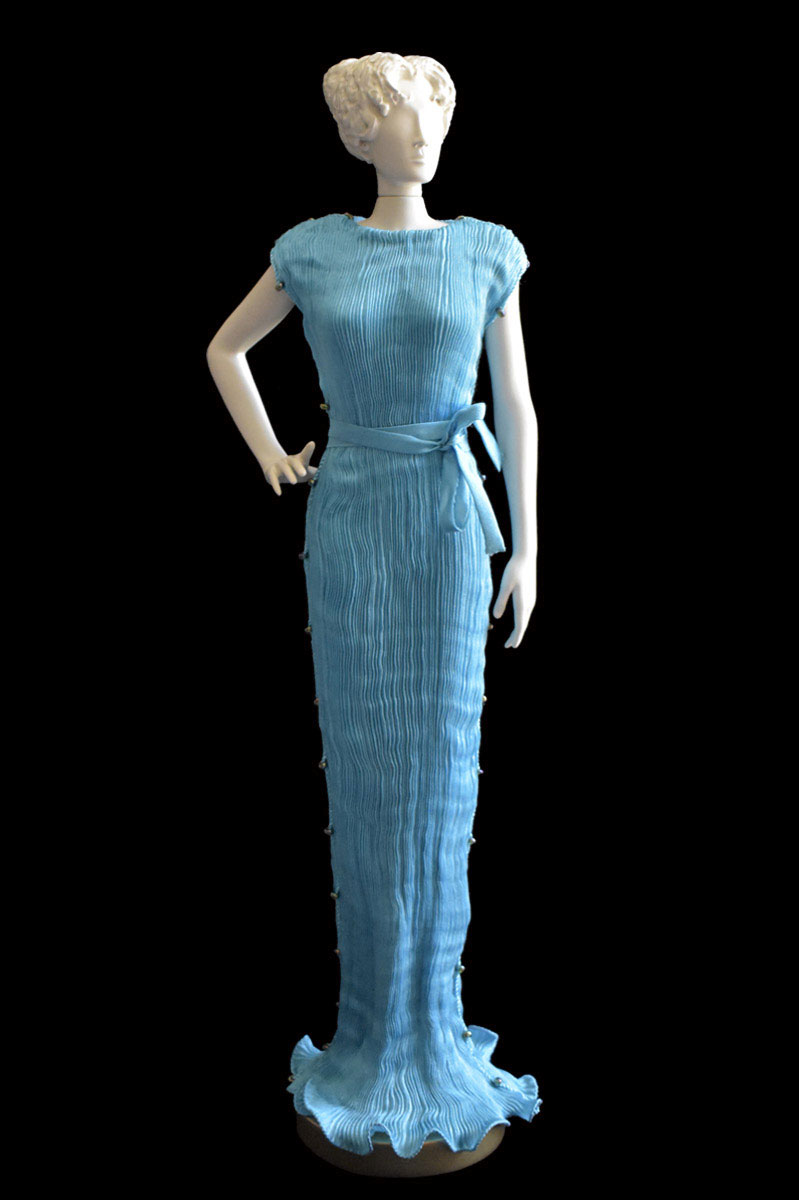 Diva - Statuette einer Frau im türkisblaues Peggy Seidenfaltenkleid - Roman