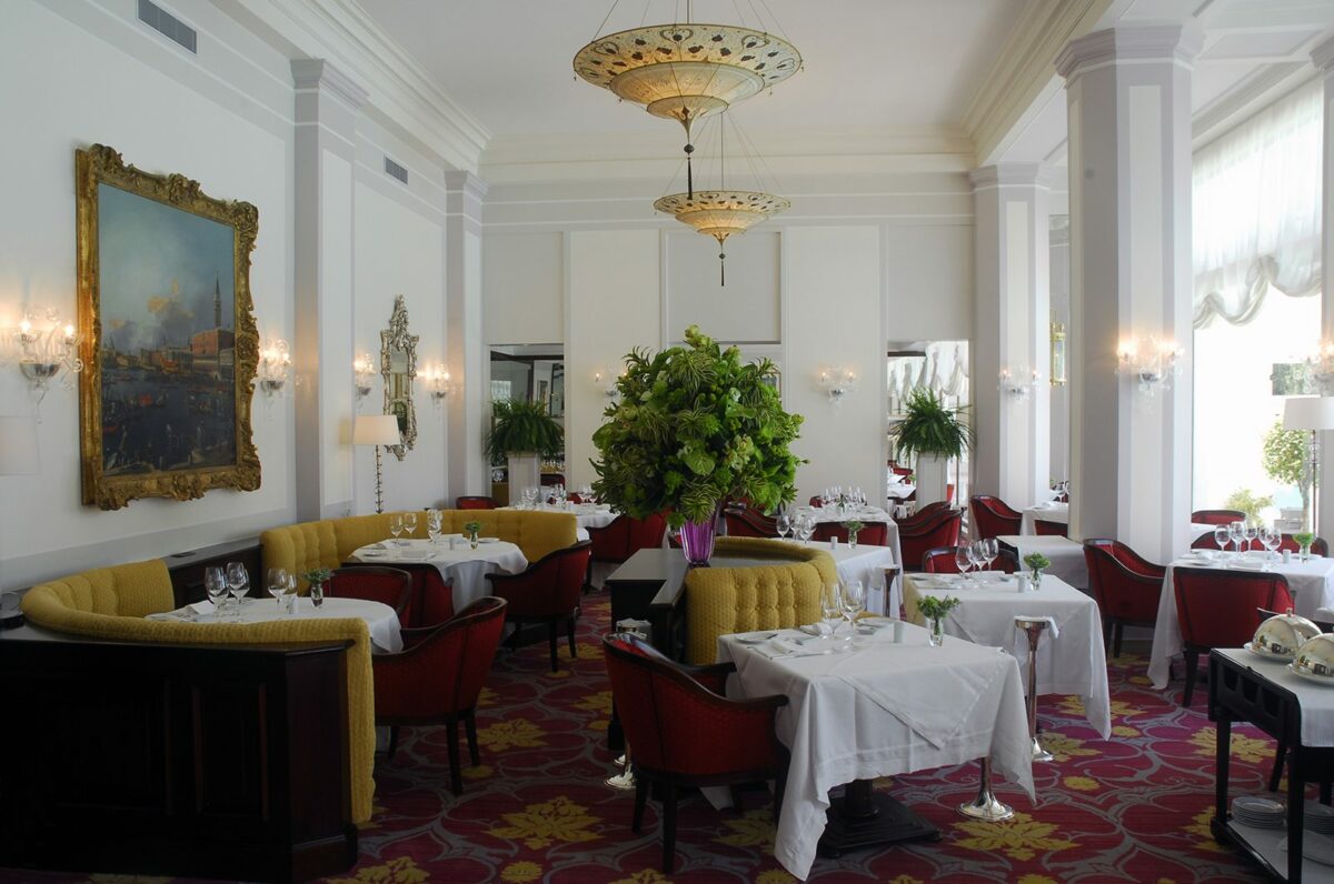 Speisesaal des Ristorante Hotel Cipriani mit Lampen von Fortuny Scheherazade